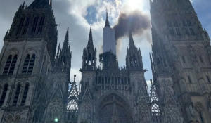 Γαλλία: Ξέσπασε φωτιά στον εμβληματικό καθεδρικό ναό της Ρουέν -Δείτε βίντεο