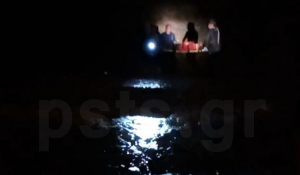 Μοναδικό βίντεο: Οι συγκλονιστικές στιγμές απεγκλωβισμού τραυματισμένου άνδρα σε βραχώδη, απόκρημνη ακτή της Πάρου....