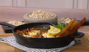 Ρεβίθια Σίφνου με ψητή φέτα (Βίντεο)