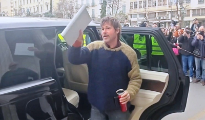 Στην πλατεία Κοτζιά ο Μπραντ Πιτ για τα γυρίσματα της ταινίας The Riders, χαιρετά τους θαυμαστές του (Βίντεο)