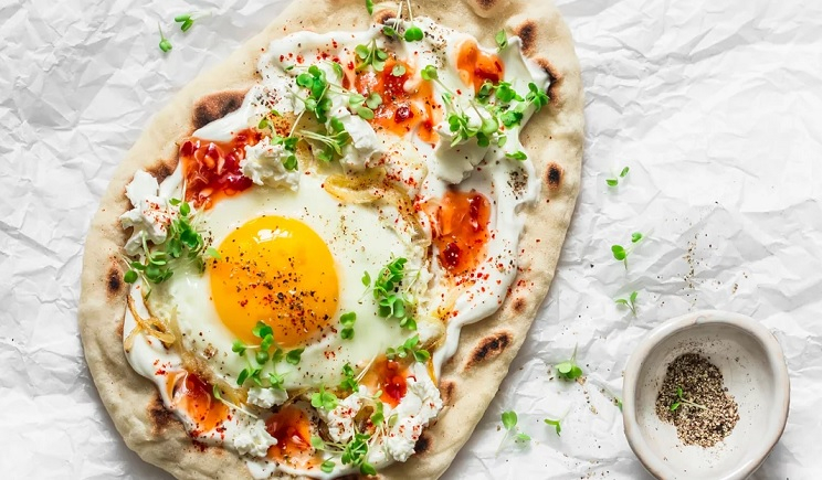 Feta Fried Eggs: Η συνταγή με την ελληνική γεύση που έχει γίνει viral στο Instagram και το TikTok