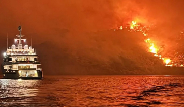 Ύδρα: Στη Βουλιαγμένη καταπλέει το σκάφος «Περσεφόνη» από το οποίο φέρονται να έριξαν τα πυροτεχνήματα που προκάλεσαν τη φωτιά στην Ύδρα