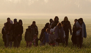 Περπατούν προς την Ειδομένη μετά τις ανυπόστατες φήμες για άνοιγμα συνόρων