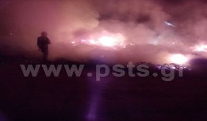 Ύποπτη πυρκαγιά σε αυτοσχέδια &quot;χωματερή&quot; στα Λιβάδια της Νάουσας Πάρου... (Βίντεο)