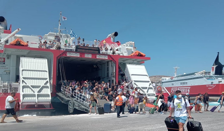 Πάρος: Χιλιάδες αναχωρήσεις τουριστών την τελευταία Κυριακή του Αυγούστου – Το αδιαχώρητο στο λιμάνι