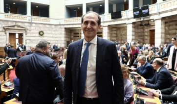 Ανακοπή καρδιάς υπέστη ο Απόστολος Βεσυρόπουλος – Μάχη των γιατρών να τον επαναφέρουν