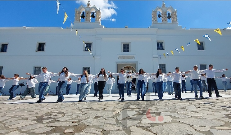 Πάρος: Παράσταση παραδοσιακών χορών από παιδιά Λυκείου έκλεψε τις εντυπώσεις (Βίντεο)