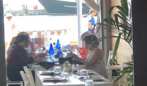 Πάρος: Η «καυτή» Μόνικα Μπελούτσι με παρέα σε εστιατόριο της Νάουσας!