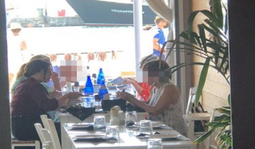 Πάρος: Η «καυτή» Μόνικα Μπελούτσι με παρέα σε εστιατόριο της Νάουσας!