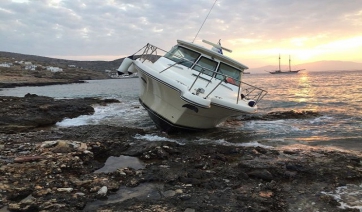Για παράνομη ναύλωση και για πρόκληση ναυαγίου από αμέλεια συνελήφθη ο κυβερνήτης του Ε/Γ-Τ/Ρ «ΜΑΤΙΝΑΚΙ» που προσάραξε στη Σίκινο