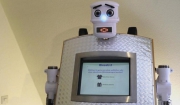 Ρομπότ-παπάς μιλά 5 γλώσσες και δίνει τις ευλογίες του στους πιστούς [vid]