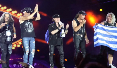 Scorpions και Alice Cooper με την ελληνική σημαία στη συναυλία τους στο ΟΑΚΑ – Αποθεώθηκαν από το κοινό