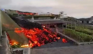 Έκρηξη ηφαιστείου στη Λα Πάλμα: Η λάβα «καταπίνει» σπίτια και δρόμους - Πυκνοί καπνοί «πνίγουν» το νησί