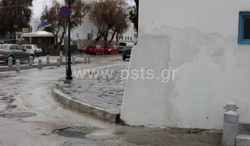 Μικρότερο πεζοδρόμιο στη Νάουσα της Πάρου για διευκόλυνση της κίνησης Ι.Χ.