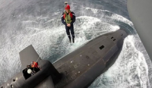 Ο Μακρόν όπως δεν τον έχετε ξαναδεί: Κατέβηκε από ελικόπτερο σε υποβρύχιο