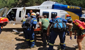 Εκκενώθηκε το φαράγγι της Σαμαριάς - Φωτογραφίες από τη διάσωση του τουρίστα που ακρωτηριάστηκε μετά τον σεισμό