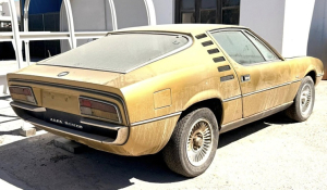 Κυκλάδες: Χρυσαφί Alfa Romeo Montreal ανάμεσα στα αξιοθέατα του νησιού