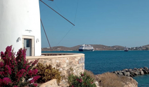 Πάρος: Το εντυπωσιακό κρουαζιερόπλοιο Azamara Journey στον κόλπο της Παροικίας