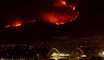 Νύχτα αγωνίας στην Πάρνηθα: Μάχη με τις φλόγες και τους ανέμους