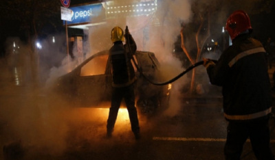 «Καζάνι» που βράζει η Αλβανία: Τραυματίες και καμμένα αυτοκίνητα στα ολονύχτια επεισόδια