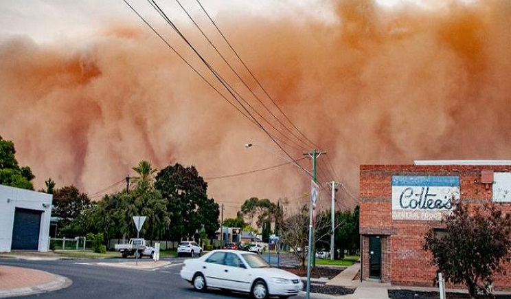 Δέος: Τεράστια αμμοθύελλα «καταπίνει» ολόκληρη πόλη στην Αυστραλία [βίντεο]