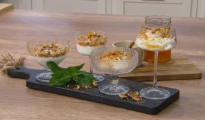 Μους γιαουρτιού με μέλι Σίφνου και ψητά καρύδια (βίντεο)