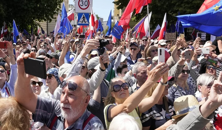 Πολωνία: «Φτάνει πια!» - Εκατοντάδες χιλιάδες σε αντικυβερνητικές διαδηλώσεις