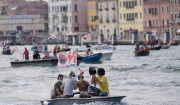 Οργισμένες διαδηλώσεις στη Βενετία -Επέστρεψε το πρώτο κρουαζιερόπλοιο μετά από 1,5 χρόνο, έξαλλοι οι κάτοικοι