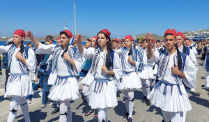 Πάρος – 25η Μαρτίου: Καταχειροκροτήθηκαν τα νιάτα του νησιού στη μαθητική παρέλαση