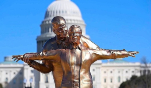 Άγαλμα Τραμπ-Έπσταϊν σε πόζα "Τιτανικού" στην Ουάσινγκτον (βίντεο)