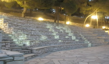 Πάρος: Σάκης Τανιμανίδης και Χριστίνα Μπόμπα μαγεύτηκαν από θεατρική παράσταση στις Λεύκες