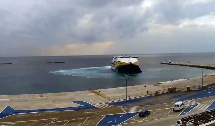 Θαλάσσια διακομιδή από το λιμάνι της Τήνου