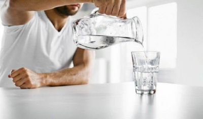 Μήπως τελικά δεν πρέπει να πίνουμε 8 ποτήρια νερό την ημέρα;
