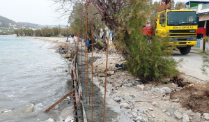 Πάρος: Προχωρούν οι εργασίες αποκατάστασης ζημιών σε τοιχίο στην Παροικία (Βίντεο)