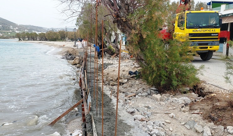 Πάρος: Προχωρούν οι εργασίες αποκατάστασης ζημιών σε τοιχίο στην Παροικία (Βίντεο)