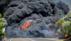 Ανεξέλεγκτη η φωτιά στην Ηλεία: Εκκενώνονται περιοχές - Καίγονται σπίτια - Συγκλονιστικές εικόνες
