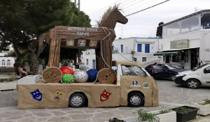 Με έναν δούρειο ίππο – σύμβολο κατά του κορωνοϊού, Αποκριάτικο όχημα σκορπά σερπαντίνες και αισιοδοξία στην Πάρο! (Βίντεο)