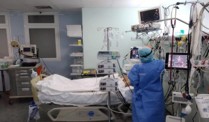 Κορωνοϊός: Μικρός ο αριθμός σε σοβαρές νοσηλείες παρά την «έκρηξη» κρουσμάτων
