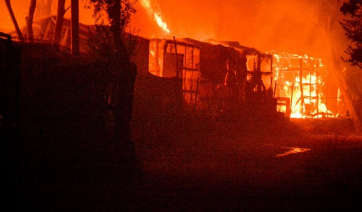 Πυρπόλησαν για δεύτερη φορά τη Μόρια - Καίγεται ό,τι είχε απομείνει από χθες