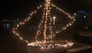 Φωταγώγηση Χριστουγεννιάτικης βάρκας στην Αγκαιριά της Πάρου