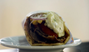 Μπέρμιγχαμ: Ατελείωτες ουρές σε εστιατόριο που σερβίρει «greek gyros» αξίας 17 ευρώ