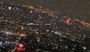 Η Αθήνα γιορτάζει το 2024 κι ο ουρανός γεμίζει πυροτεχνήματα - Εντυπωσιακό βίντεο από την Πάρνηθα