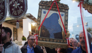 Πάρος – Πάσχα: Δεύτερη Ανάσταση στη Νάουσα με λιτάνευση Ιερών Εικόνων – «Φωτιά» έριξαν οι «μπουρλοτιέρηδες» αναβιώνοντας το έθιμο! (Βίντεο)