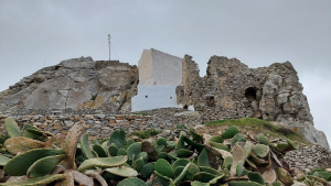Αμοργός: Ο παραδοσιακός οικισμός της Χώρας που «αγκαλιάζει» το δεσπόζον Κάστρο (Βίντεο)