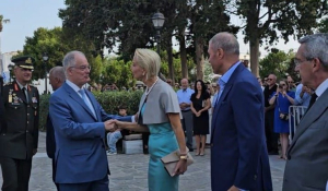 Η Κατερίνα Μονογυιού στην Παναγία την Εκατονταπυλιανή εκπροσωπώντας τη Βουλή των Ελλήνων