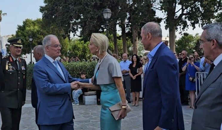 Η Κατερίνα Μονογυιού στην Παναγία την Εκατονταπυλιανή εκπροσωπώντας τη Βουλή των Ελλήνων