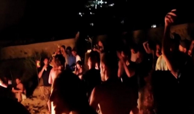 Στη Μύκονο έστησαν «αντί-κορώνα» πάρτι σε παραλία -Με φωτιές, ποτά και δυνατή μουσική [βίντεο]