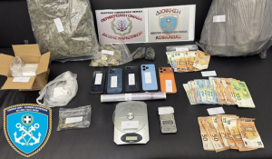 Σύλληψη αλλοδαπού για ναρκωτικά στην Αττική από στελέχη του Κεντρικού Λιμεναρχείου Πειραιά