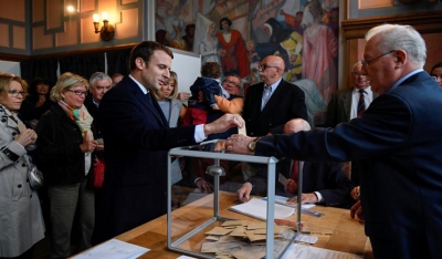 Γαλλικές εκλογές: Συσπείρωση υπέρ Μακρόν - Στο β' γύρο περνά η Λεπέν