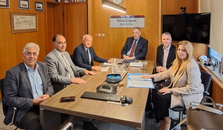 Συνάντηση Δημάρχου Πάρου και Προέδρου ΔΕΥΑΠ με τον Υφυπουργό Υποδομών και Μεταφορών κ. Νίκο Ταχιάο για το νέο αεροδρόμιο Πάρου